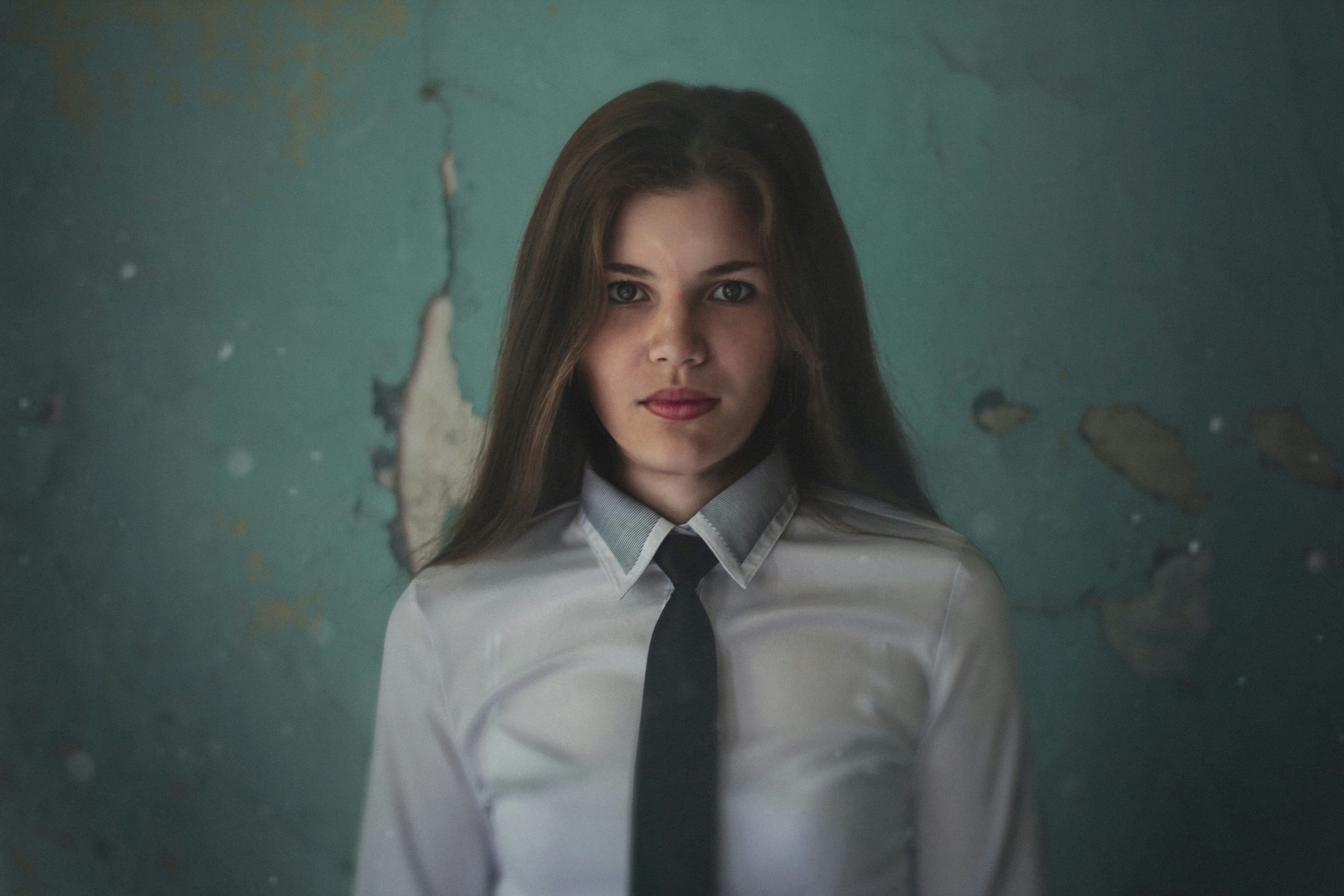 Mujer con traje y corbata
